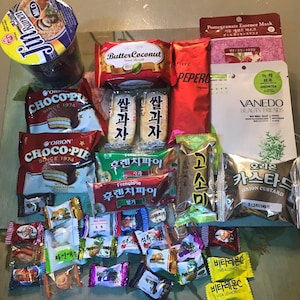 Large 2LB Authentic Korean Snacks, Korean Ramen, & Korean Face Mask Snack Gift Box. FREE Shipping. 20-25 Unique Items