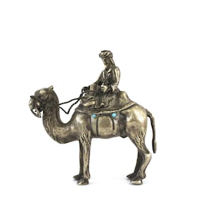 Squisita statuetta di cammello in ottone antico con riflessi di pietra turchese e meravigliosa patina // Bellissimo ornamento retrò in ottone di cammello e cavaliere