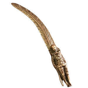 Raro abridor de cartas de plumas antiguas en latón macizo con remate Pierrot de Peerage // Cuchillo de papel de metal rococó antiguo / Cortadora de sobres
