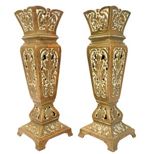 Par de urnas victorianas antiguas de latón macizo con elaboradas decoraciones caladas // Dos urnas de latón tradicionales a juego con forma de reloj o florero.
