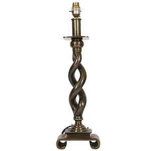 Op de afbeelding: Een gedraaide bronzen tafellamp met een vierkante basis en een eenvoudige lampenkap.