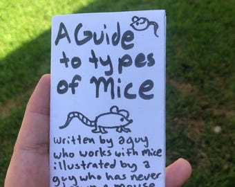 Può includere: Un piccolo libretto bianco con testo e illustrazioni in nero disegnati a mano. La copertina riporta: A Guide to types of Mice, written by a guy who works with mice, illustrated by a guy who has never drawn a mouse, con due disegni di topi.