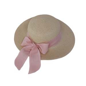 Pu&ograve; includere: Un cappello di paglia a tesa larga con un nastro rosa legato in un fiocco. Il cappello &egrave; beige e ha una trama intrecciata.