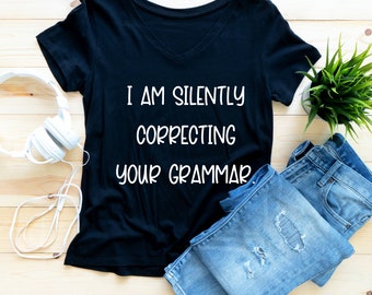 I am Silently Correctly Your Grammar - Unisex Comfort Colors T-Shirt - Weiße Buchstaben (mehrere Farben erhältlich)