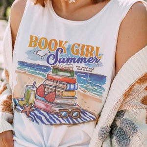 Débardeur Beach Day | Livre Girl Summer | DURÉE LIMITÉE UNIQUEMENT | Débardeur Beach Please Summer Vacay pour les amateurs de lecture Lectures de plage Salty Breeze
