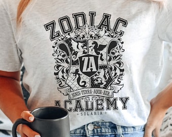 Camiseta con el escudo de armas de la Academia del Zodíaco / CON LICENCIA OFICIAL / Caroline Peckham Susanne Valenti Twisted Sisters ZA House Ignis Aer Terra