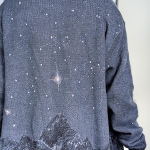 Cárdigan de punto con botones y constelación de las noches de VELARIS con licencia / Sarah J. Maas SJM ACOTAR Ciudad de la luz de las estrellas Para las estrellas que escuchan Regalos