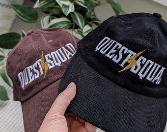 Casquette brodée en velours côtelé sous licence QUEST SQUAD | Rebecca Yarros YR Fourth Wing Ridoc vintage Dad Hat Baseball Booktok Book Merch Onyx Storm