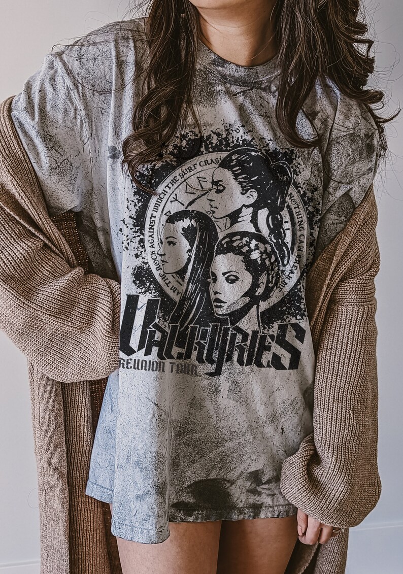 ACOSF Valkyries Concert Retro Band Tee | OFFICIALLY LICENSED | Sarah J. Maas Sjm Rock Against the Surf Crashes Training Camp Nesta Cassian immagine 6