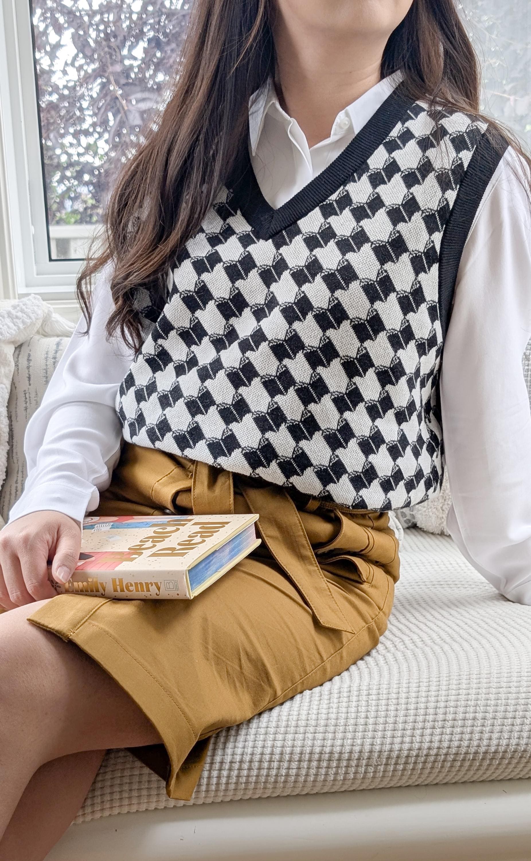 Bookish Houndstooth Knit Vest | Black and White V-neck Sweater