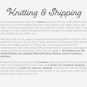 K&ouml;nnte beinhalten: Eine wei&szlig;e Infografik mit schwarzem Text unter dem Titel Knitting & Shipping. Sie erl&auml;utert die Richtlinien f&uuml;r maschinell gestrickte Auftragsfertigungen, ethische Produktionspraktiken in China und Produktionszeiten von 1 bis 3 Wochen.