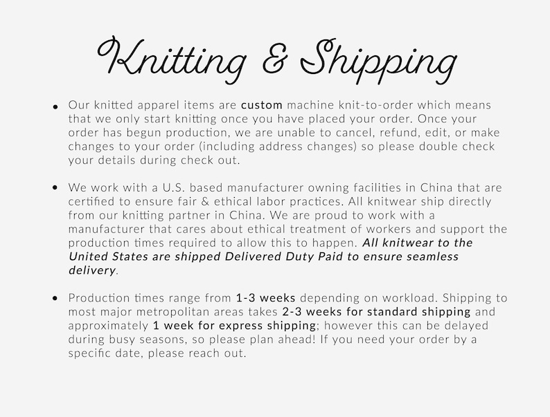 K&ouml;nnte beinhalten: Eine wei&szlig;e Infografik mit schwarzem Text unter dem Titel Knitting & Shipping. Sie erl&auml;utert die Richtlinien f&uuml;r maschinell gestrickte Auftragsfertigungen, ethische Produktionspraktiken in China und Produktionszeiten von 1 bis 3 Wochen.