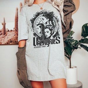 ACOSF Valkyries Concert Retro Band Tee | OFFICIALLY LICENSED | Sarah J. Maas Sjm Rock Against the Surf Crashes Training Camp Nesta Cassian immagine 3
