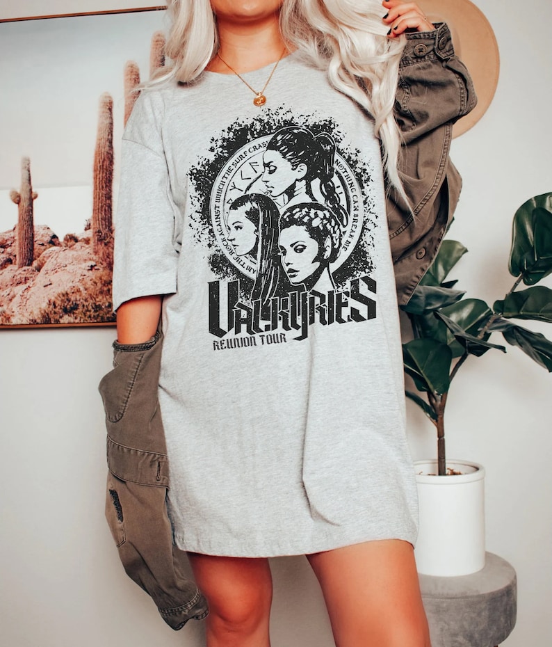 ACOSF Valkyries Concert Retro Band Tee | OFFICIALLY LICENSED | Sarah J. Maas Sjm Rock Against the Surf Crashes Training Camp Nesta Cassian immagine 3