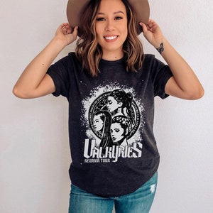 ACOSF Valkyries Concert Retro Band Tee | OFFICIALLY LICENSED | Sarah J. Maas Sjm Rock Against the Surf Crashes Training Camp Nesta Cassian immagine 4