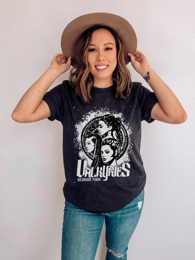 ACOSF Valkyries Concert Retro Band Tee | OFFICIALLY LICENSED | Sarah J. Maas Sjm Rock Against the Surf Crashes Training Camp Nesta Cassian immagine 4