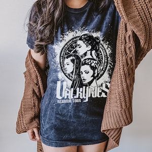 ACOSF Valkyries Concert Retro Band Tee | OFFICIALLY LICENSED | Sarah J. Maas Sjm Rock Against the Surf Crashes Training Camp Nesta Cassian immagine 5