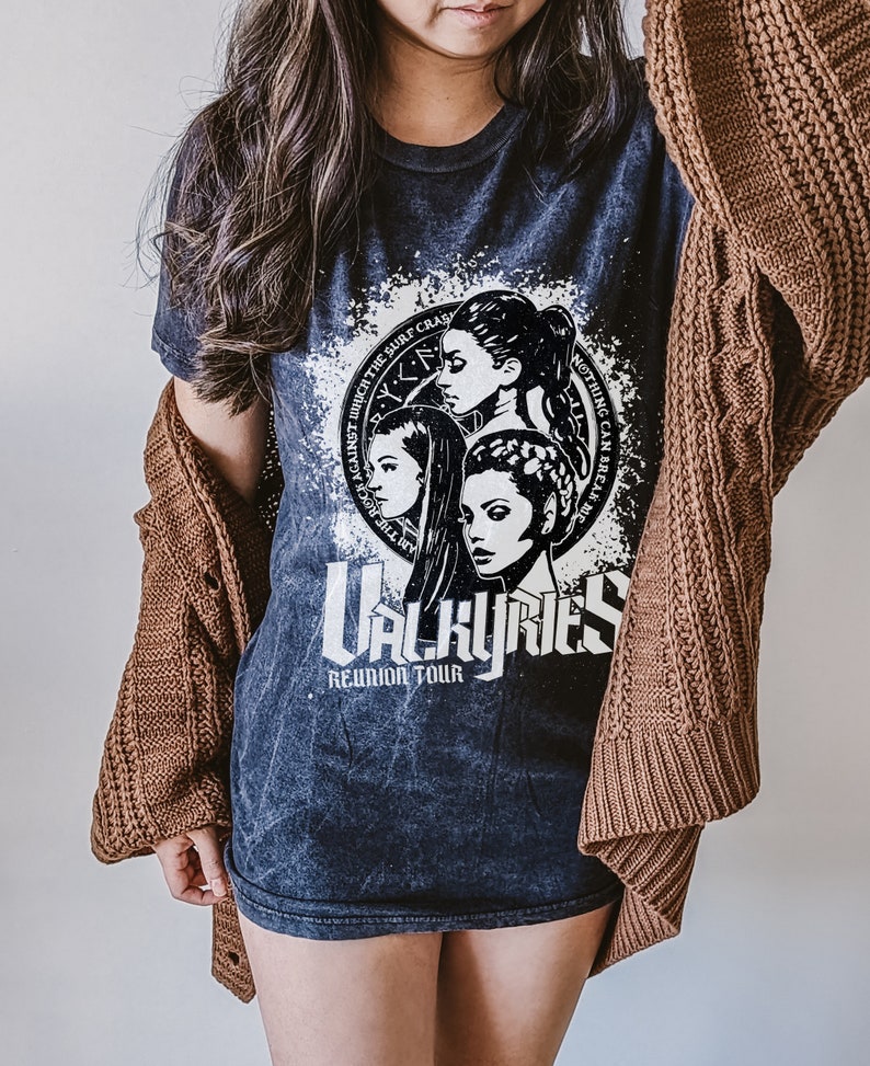 ACOSF Valkyries Concert Retro Band Tee | OFFICIALLY LICENSED | Sarah J. Maas Sjm Rock Against the Surf Crashes Training Camp Nesta Cassian immagine 5