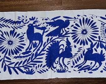Caminho de mesa: estilo Otomi Tenango mexicano bordado à mão. Feito à mão. Bordado azul-marinho. Oaxaca. Alebrijes. Arte folclórica mexicana. Horizontal.
