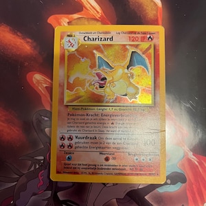 Puede incluir: Una carta coleccionable de Pokémon Charizard. La tarjeta presenta una imagen holográfica de un Charizard, un Pokémon de tipo fuego, con una combinación de colores amarillo y naranja. La tarjeta tiene texto en holandés.