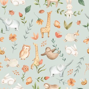 K&ouml;nnte beinhalten: Ein Aquarellmuster mit verschiedenen Tieren, darunter Giraffen, Faultiere, Eulen, Kaninchen und Elefanten, vor einem hellblauen Hintergrund mit floralen Akzenten.