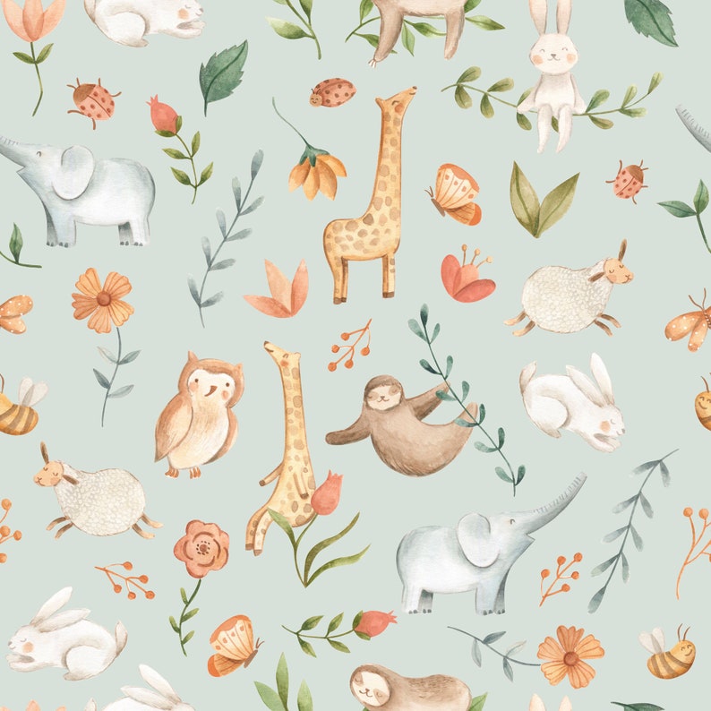 K&ouml;nnte beinhalten: Ein Aquarellmuster mit verschiedenen Tieren, darunter Giraffen, Faultiere, Eulen, Kaninchen und Elefanten, vor einem hellblauen Hintergrund mit floralen Akzenten.