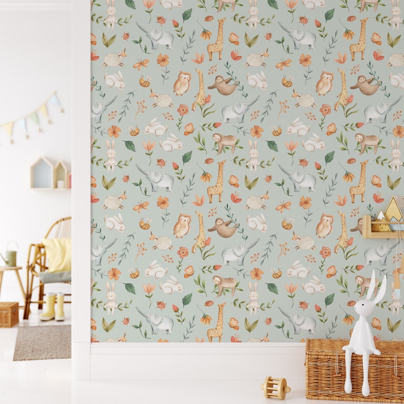 K&ouml;nnte beinhalten: Eine hellblaue Tapete mit einem sich wiederholenden Muster aus Tieren und Blumen. Zu den Tieren geh&ouml;ren Elefanten, Giraffen, Eulen, Faultiere und Kaninchen. Die Blumen sind in den Farben Rosa, Orange und Gelb gehalten.