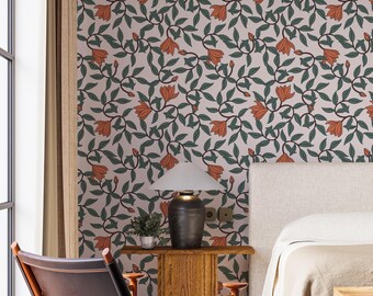Pode incluir: Um interior de quarto com uma cama branca, uma cadeira de couro marrom, uma mesa de cabeceira de madeira com uma lâmpada e um papel de parede floral com flores laranja e folhas verdes.
