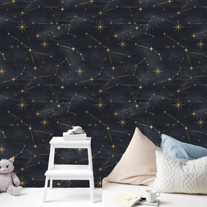 Pu&ograve; includere: Una carta da parati blu scuro con un motivo a costellazione dorata. La carta da parati presenta un motivo ripetitivo di stelle e costellazioni, creando un design celeste. La carta da parati &egrave; perfetta per una cameretta o una camera da letto.