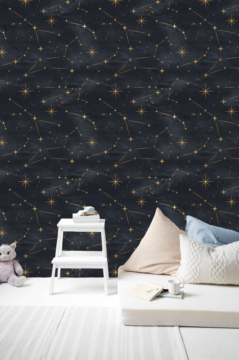 Pu&ograve; includere: Una carta da parati blu scuro con un motivo a costellazione dorata. La carta da parati presenta un motivo ripetitivo di stelle e costellazioni, creando un design celeste. La carta da parati &egrave; perfetta per una cameretta o una camera da letto.