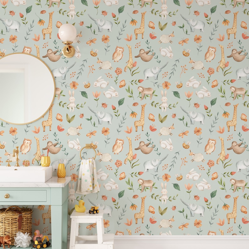 K&ouml;nnte beinhalten: Eine hellblaue Tapete mit einem sich wiederholenden Muster aus Tieren und Blumen. Zu den Tieren geh&ouml;ren Giraffen, Elefanten, Eulen, Faultiere und Kaninchen. Die Blumen sind orange, rosa und gelb. Die Tapete ist perfekt f&uuml;r ein Kinderzimmer oder ein Kinderzimmer.