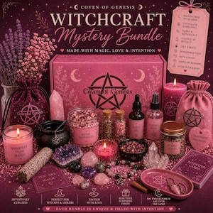 Pode incluir: Um conjunto misterioso de bruxaria Coven of Genesis com uma caixa rosa, sais de banho rituais, óleo de amor, spray, mistura de ervas, velas, cristais, um caldeirão preto, um saquinho, cartas de intenção e uma bandeja rosa com pentagrama.
