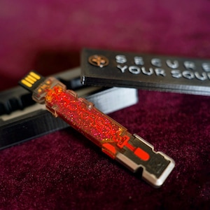 Cyberpunk Relic Chip USB Stick und Johnny Dog Tag 2077 Prop Replica