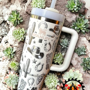 Copo Stanley autêntico de 30 oz ou 40 oz para viagem, estilo Western Cowboy, Cowgirl, Country, envoltório completo, gravado a laser permanentemente - personalizável