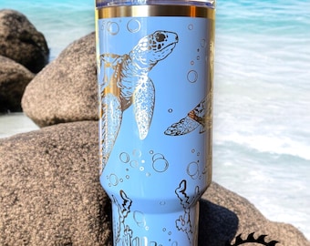 Authentique gobelet de voyage Stanley 30 oz ou 40 oz - Scène de l'océan tortue de mer - Emballage complet gravé au laser de manière permanente