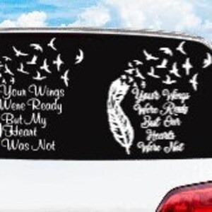 Op de afbeelding: Twee witte vinylstickers op een autoruit. Elk toont een veer-afbeelding met vogels die omhoog vliegen en de tekst Your Wings Were Ready But My Heart Was Not of Your Wings Were Ready But Our Hearts Were Not in een sierlijk lettertype.