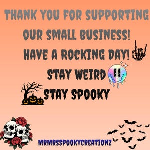 Op de afbeelding: Een perzikkleurige afbeelding met zwarte tekst: THANK YOU FOR SUPPORTING OUR SMALL BUSINESS! HAVE A ROCKING DAY! STAY WEIRD STAY SPOOKY. Bevat een skeletthand, een smeltende iriserende smiley, pompoenen, schedels met rode rozen en vleermuizen.