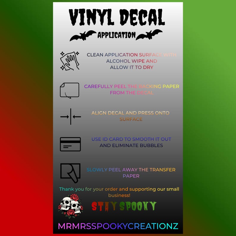 Op de afbeelding: Een verticale instructiekaart voor het aanbrengen van vinylstickers met zwarte tekst en iconen op een grijze gradi&euml;ntachtergrond. Het bevat vijf stappen, een schedelafbeelding met rozen en de tekst STAY SPOOKY MRMRSSPOOKYCREATIONZ.