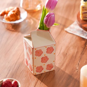 Vaso exclusivo de cerâmica pintada à mão com caixa de leite e flores rosas - Vaso de flores com estampa de margaridas sem costura - Presente perfeito para qualquer ocasião