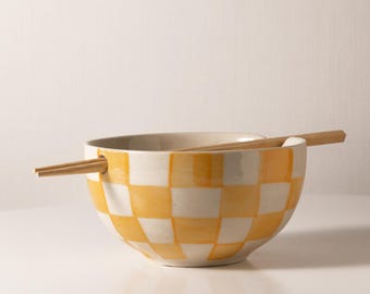 Ciotola per ramen in ceramica realizzata a mano: motivo a scacchi gialli, con porta bacchette.