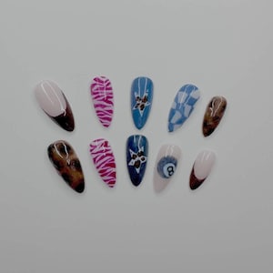 8 Kugel Press On Nägel | Blau Karierte Freestyle Nail Art | Handbemaltes Custom Nagelset