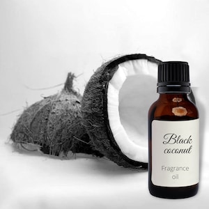 Könnte beinhalten: Schwarz-Weiß-Bild mit einer braunen Glasflasche Duftöl "Black coconut". Im Hintergrund eine halbierte Kokosnuss. Die Flasche hat einen schwarzen Deckel und ein weißes Etikett mit den Worten "Fragrance oil".