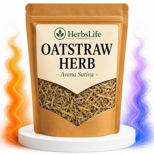 Könnte beinhalten: Ein brauner Kraftpapierbeutel mit getrocknetem Haferstrohkraut, versehen mit einem Etikett mit dem Text HerbsLife, OATSTRAW HERB und Avena Sativa. Der Beutel hat ein Sichtfenster, das das beigefarbene, faserige Pflanzenmaterial im Inneren zeigt.