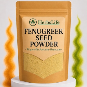 Pode incluir: Uma bolsa vertical bege contendo pó de sementes de feno-grego. O rótulo apresenta o logótipo HerbsLife, o texto FENUGREEK SEED POWDER e o nome botânico Trigonella Foenum-Graecum. Uma janela transparente mostra o pó amarelo no saco.