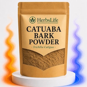 以下が含まれることがあります： 「Catuaba Bark Powder」と「- Trichilia Catigua -」の文字がプリントされた茶色の紙袋。オレンジと青の波線が背景にある白い台座の上に袋が置かれています。