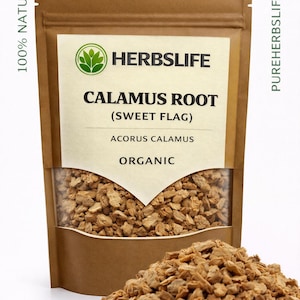 Könnte beinhalten: Ein brauner Papiersack mit einem transparenten Fenster, das getrocknete Kalmuswurzel zeigt. Das Etikett lautet "HERBSLIFE CALAMUS ROOT (SWEET FLAG) ACORUS CALAMUS ORGANIC". Ein Haufen der Wurzel befindet sich vor dem Beutel. Der Text "100% NATURAL" steht links.