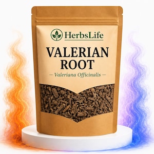 Può includere: Un sacchetto di carta marrone con l'etichetta "HerbsLife" contenente radice di valeriana. Il testo "VALERIAN ROOT" è ben visibile, con "- Valeriana Officinalis -" sotto. Il sacchetto è pieno di pezzi di radice marroni e secchi.