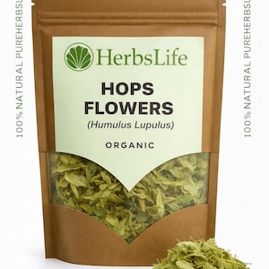 Puede incluir: Una bolsa de papel marrón con una ventana transparente que muestra flores de lúpulo verdes secas. La bolsa tiene una etiqueta verde con el texto "HerbsLife", "HOPS FLOWERS (Humulus Lupulus)" y "ORGANIC". Un pequeño montón de lúpulo está frente a la bolsa.