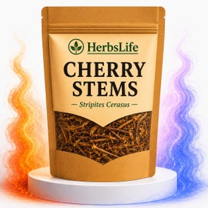 Könnte beinhalten: Ein brauner Kraftpapierbeutel mit getrockneten Kirschstielen, beschriftet mit HerbsLife CHERRY STEMS - Stripites Cerasus. Der Beutel hat ein Sichtfenster, das die braunen, holzigen Stiele zeigt, und steht auf einem weißen runden Sockel.