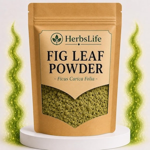 Puede incluir: Una bolsa de papel marrón de polvo de hoja de higuera, con una ventana transparente que muestra el polvo verde en su interior. La bolsa tiene el texto "HerbsLife" y "FIG LEAF POWDER - Ficus Carica Folia -" impreso. La bolsa está sobre un pedestal blanco.